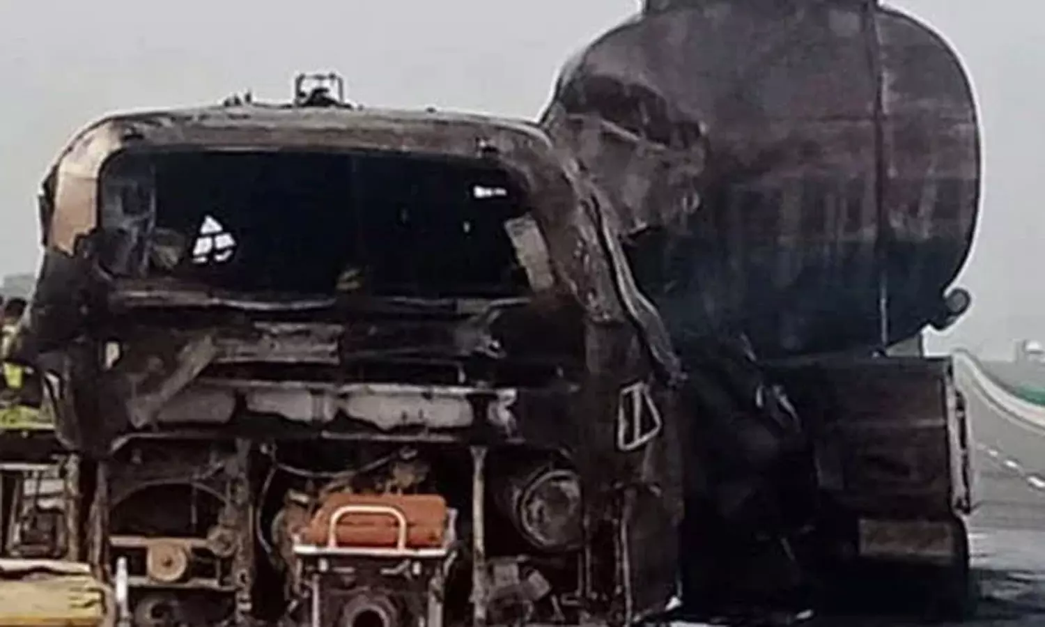 நைஜீரியாவில் சோகம்: டேங்கர் லாரி மீது பஸ் மோதி 14 பேர் பலி