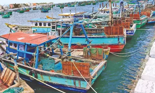 இலங்கை கடற்படையை கண்டித்து ராமேஸ்வரம் மீனவர்கள் காலவரையற்ற வேலைநிறுத்தம் தொடக்கம்