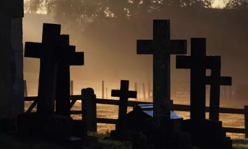 கல்லறைகளில் திடீரென தோன்றிய QR குறியீடுகள்.. பீதியில் உறைந்த ஜெர்மானியர்கள்- மர்மப் பின்னணி!