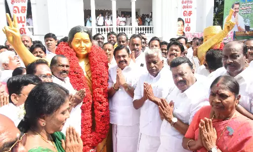 அ.தி.மு.க. தலைமை கழகத்தில் பிறந்த நாள் விழா: ஜெயலலிதா சிலைக்கு எடப்பாடி பழனிசாமி மரியாதை