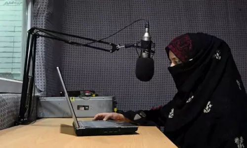 TUNE IN ரேடியோ பேகம்: ஆப்கானிஸ்தானில் தடை செய்யப்பட்ட பெண்கள் வானொலிக்கு மீண்டும் அனுமதி