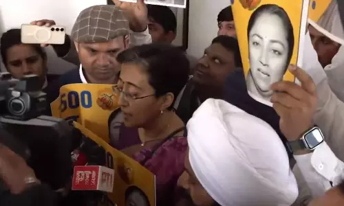 பெண்களுக்கு ரூ. 2500 வாக்குறுதி என்னாச்சு?- டெல்லி முதல்வர் அலுவலகத்தை முற்றுகையிட்ட ஆம் ஆத்மி எம்.எல்.ஏ.-க்கள்