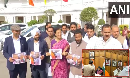 அம்பேத்கர், பகத் சிங் படங்கள் நீக்கப்பட்டதாக ஆம் ஆத்மி வதந்தியை பரப்பி வருகின்றது: டெல்லி பாஜக பதில்