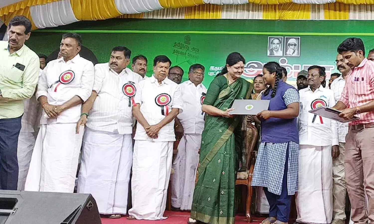 வெறுப்புகளை மறந்து அ.தி.மு.க.வை மீண்டும் ஒருங்கிணைக்கச் செய்வதே எனது லட்சியம்- சசிகலா