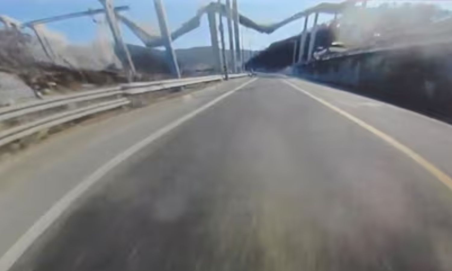 தென் கொரியாவில் பாலம் இடிந்து பயங்கர விபத்து.. 2 பேர் பலி - பகீர் வீடியோ