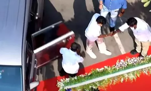 பெரும் எதிர்பார்ப்பில் தொண்டர்கள்.. கூட்ட அரங்கிற்குள் மாஸ் என்ட்ரி கொடுத்த விஜய்