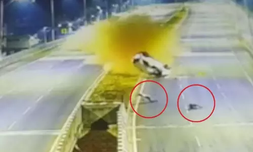 நெடுஞ்சாலையின் நடுவே பல்டி அடித்த கார்.. தூக்கி எறியப்பட்ட இருவர்.. பதறவைக்கும் வீடியோ