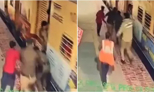 VIDEO: ஓடும் ரெயிலில் இருந்து தவறி விழுந்த பயணி - காப்பாற்றிய போலீசார்