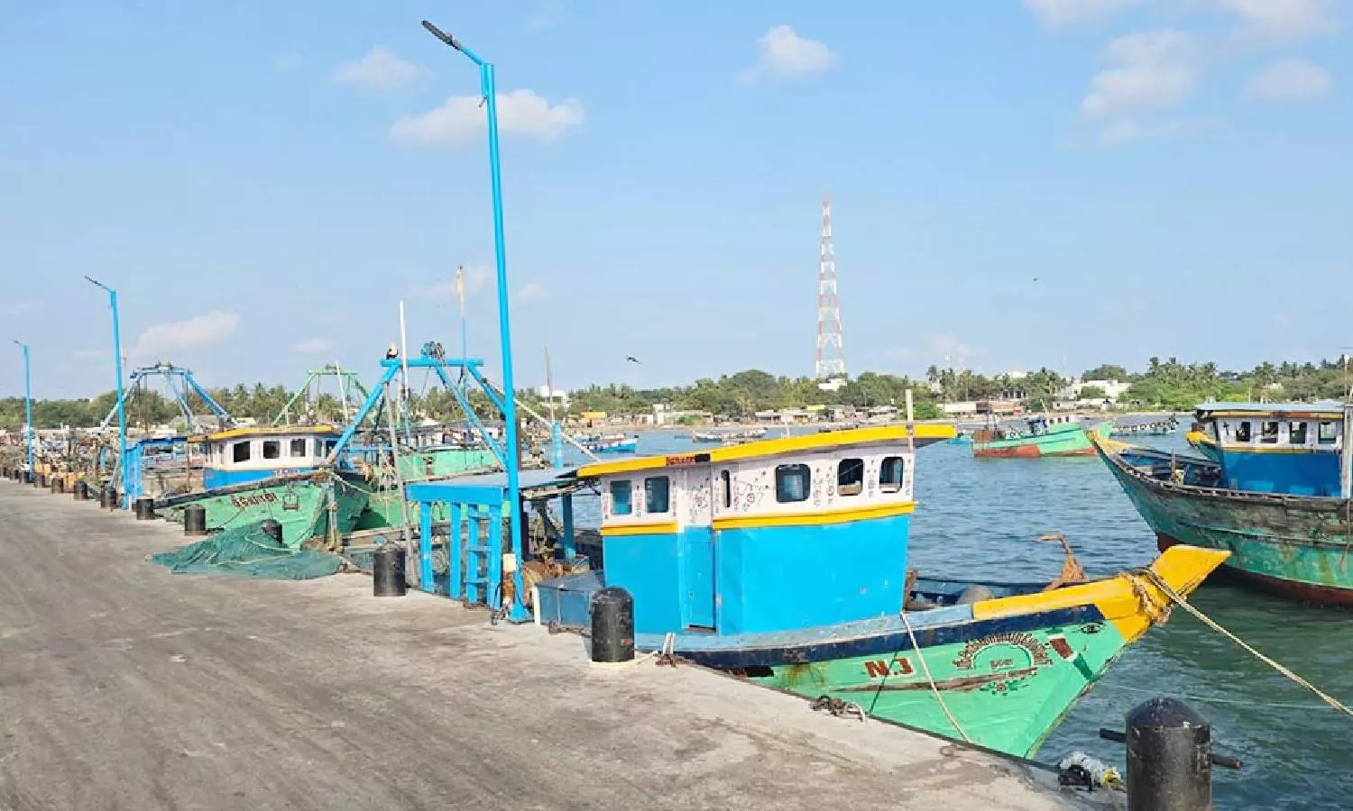 மீனவர்களை விடுவிக்க கோரி ராமேசுவரத்தில் 3-வது நாளாக வேலை நிறுத்தம்