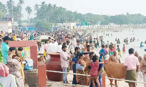 மாசி மாத அமாவாசை: பக்தர்கள் அக்னி தீர்த்தக் கடலில் நீராடி தர்ப்பணம்