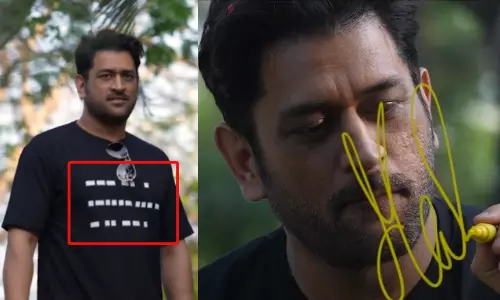 டி-ஷர்ட்-இல் ரகசிய குறியீட்டுடன் சென்னை வந்த தோனி.. மாஸ் வீடியோ வெளியிட்ட சி.எஸ்.கே.!