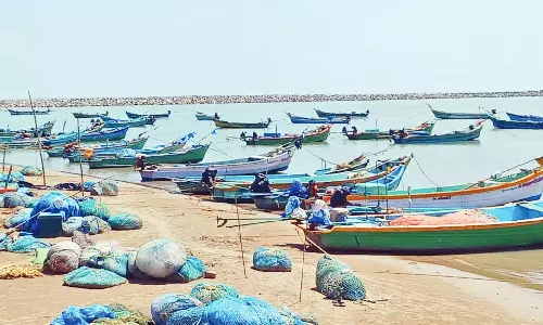 வேதாரண்யம் கடற்கரை பகுதியில் பலத்த காற்று: 3-வது நாளாக மீனவர்கள் கடலுக்கு செல்லவில்லை