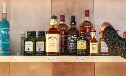 உ.பி.யில் மதுபானம் விற்பனை கடைகளுக்காக குவிந்த 3.65 லட்சம் விண்ணப்பங்கள்