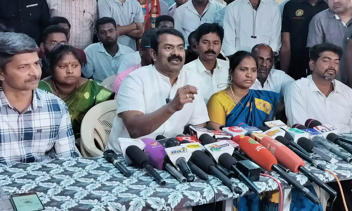 இந்தி திணிப்பு, தொகுதி மறு சீரமைப்புக்கு எதிராக நாங்கள் தனியாக போராடுவோம்- சீமான் இந்தி திணிப்பு, தொகுதி மறு சீரமைப்புக்கு எதிராக நாங்கள் தனியாக போராடுவோம்- சீமான்