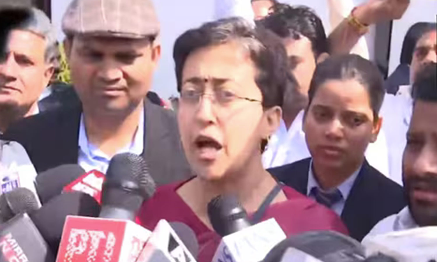 டெல்லி சட்டசபை முன்பு அதிஷி தலைமையில் ஆம் ஆத்மி எம்.எல்.ஏ.க்கள் போராட்டம்