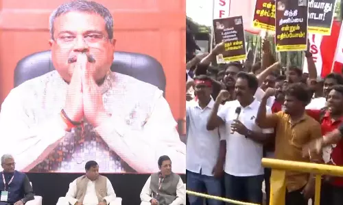 VIDEO: சென்னை வந்த மத்திய கல்வி இணை அமைச்சருக்கு எதிர்ப்பு- திமுக கருப்புக் கொடி ஆர்ப்பாட்டம்