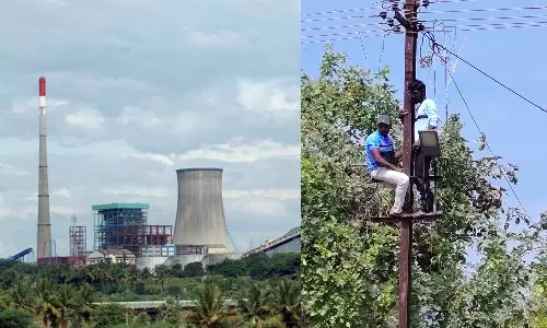 மேட்டூர் அனல் மின் நிலையம் எதிரே ஒப்பந்த தொழிலாளர்கள் மின்கம்பத்தில் ஏறி போராட்டம்