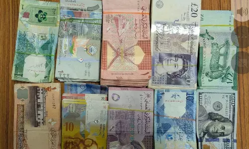 திருச்சி விமான நிலையத்தில் ரூ.18 லட்சம் வெளிநாட்டு பணம் பறிமுதல்- சுங்கத்துறை அதிகாரிகள் விசாரணை