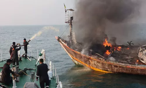 மகாராஷ்டிராவில் பரபரப்பு: 18 மீனவர்களுடன் திடீரென கடலில் தீப்பிடித்து எரிந்த படகு