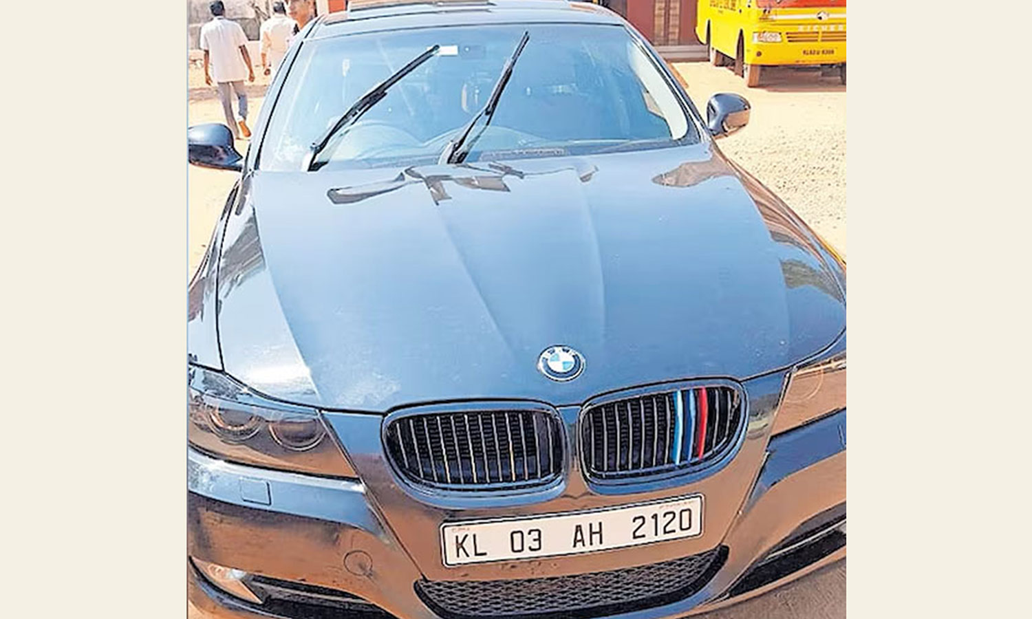 பி.எம்.டபிள்யூ காரை வாடகைக்கு எடுத்த 10-ம் வகுப்பு மாணவர்கள்- பள்ளிக்குள் வேகமாக ஓட்டிச்சென்ற 2 பேர் கைது