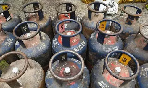 மாத தொடக்கத்தில் அதிர்ச்சி அளித்த வணிக பயன்பாட்டிற்கான சிலிண்டர் விலை