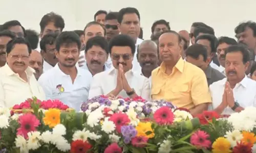 72-வது பிறந்தநாள்- அண்ணா, கலைஞர் நினைவிடங்களில் முதலமைச்சர் மரியாதை