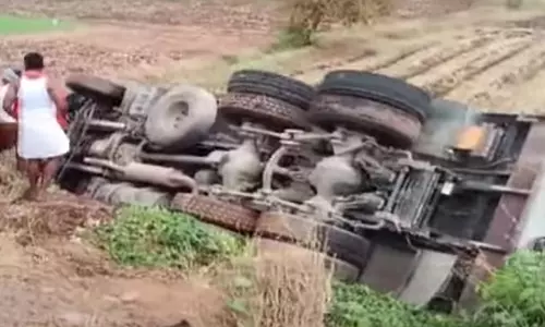 ஈரோட்டில் லாரி மீது கார் மோதி விபத்து- 5 பேர் உயிரிழப்பு