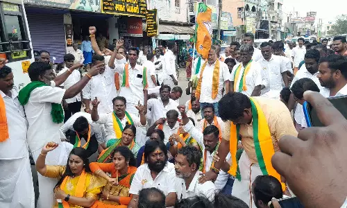 காட்டுமன்னார்கோவிலில் பா.ஜ.க.வினர் திடீர் சாலைமறியல்: போலீசாருடன் வாக்குவாதம்-பரபரப்பு