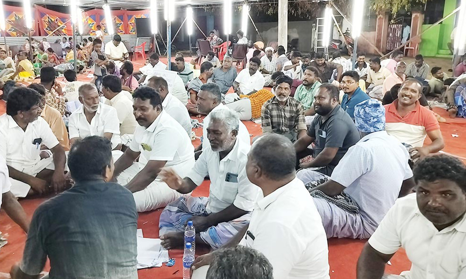 2-வது நாளாக கொட்டும் மழையிலும் கலைந்து செல்லாமல் மீனவர்கள் காத்திருப்பு போராட்டம்