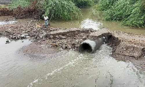 தொடர் கனமழை: ஸ்ரீவைகுண்டம் தற்காலிக பாலம் உடைந்து போக்குவரத்து துண்டிப்பு