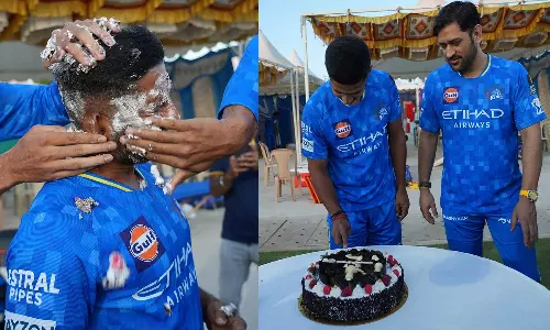 சிஎஸ்கே அணி வீரர்களுடன் பிறந்தநாளை கொண்டாடிய ராகுல் திரிபாதி