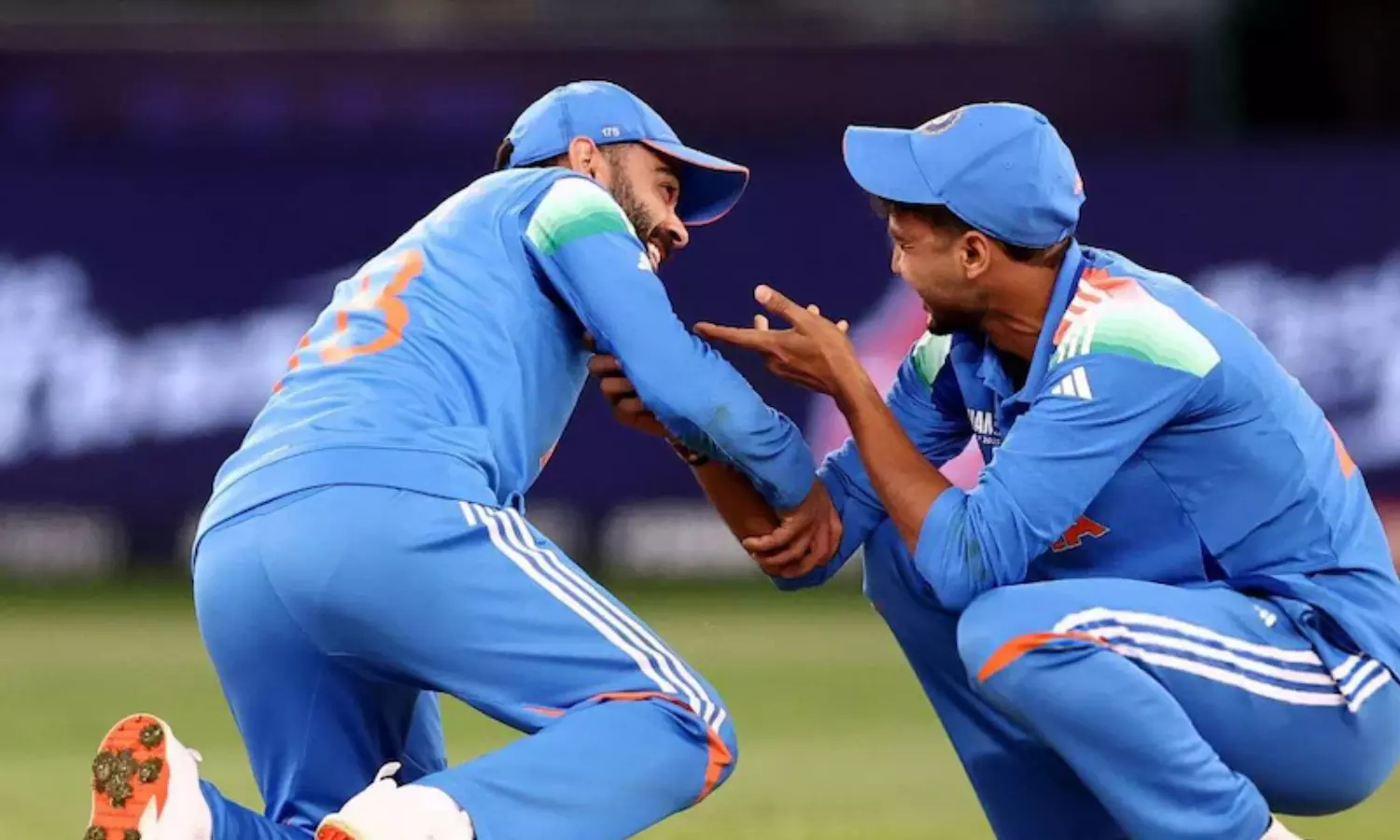 சாம்பியன்ஸ் டிராபி: மைதானத்திலேயே அக்சர் படேல் காலில் விழுந்த விராட் கோலி - வீடியோ வைரல்