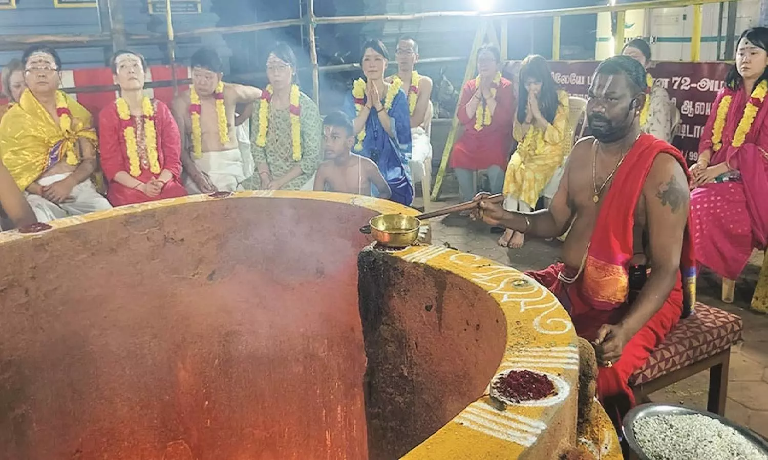 உலக நன்மை வேண்டி காளி கோவிலில் யாகம் நடத்திய ஜப்பான் நாட்டினர்