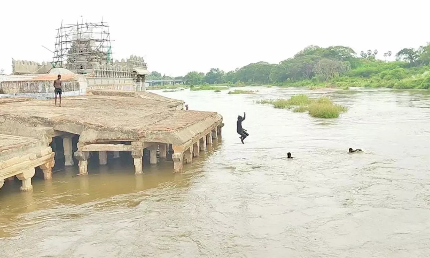 நெல்லை, தென்காசியில் தொடர் மழை: தாமிரபரணி ஆற்றில் நீர்வரத்து அதிகரிப்பு நெல்லை, தென்காசியில் தொடர் மழை: தாமிரபரணி ஆற்றில் நீர்வரத்து அதிகரிப்பு