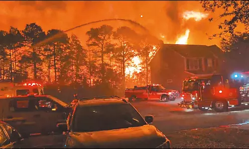 அமெரிக்காவில் கொழுந்துவிட்டு எரியும் காட்டுத்தீ- 2 ஆயிரம் பேர் வெளியேற்றம்
