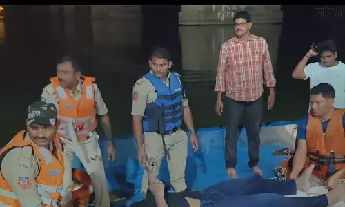 கோதாவரி ஆற்றில் படகு கவிழ்ந்து விபத்து- 2 பேர் உயிரிழப்பு