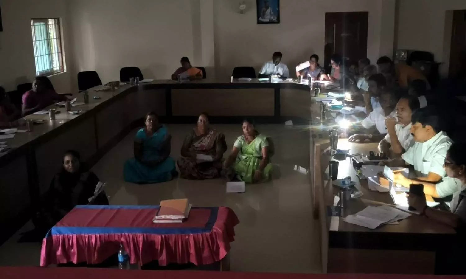 நகராட்சி கூட்டம்: அடிப்படை வசதிகள் கேட்டு கவுன்சிலர்கள் உள்ளிருப்பு போராட்டம்