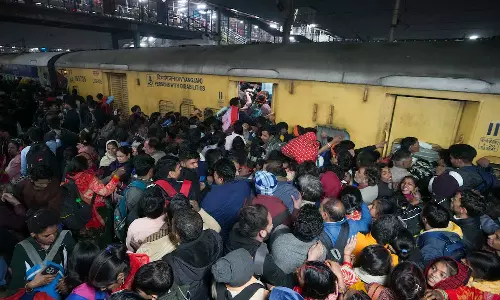 டெல்லி ரெயில் நிலைய கூட்ட நெரிசலில் 18 பேர் உயிரிழந்த சம்பவம்- 5 அதிகாரிகள் பணியிட மாற்றம்