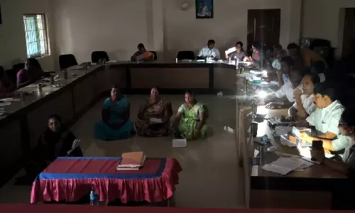 நகராட்சி கூட்டம்: அடிப்படை வசதிகள் கேட்டு கவுன்சிலர்கள் உள்ளிருப்பு போராட்டம்