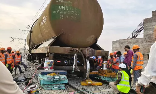 சரக்கு ரெயில் பெட்டி தடம் புரண்டது எப்படி?- அதிகாரிகள் விளக்கம்