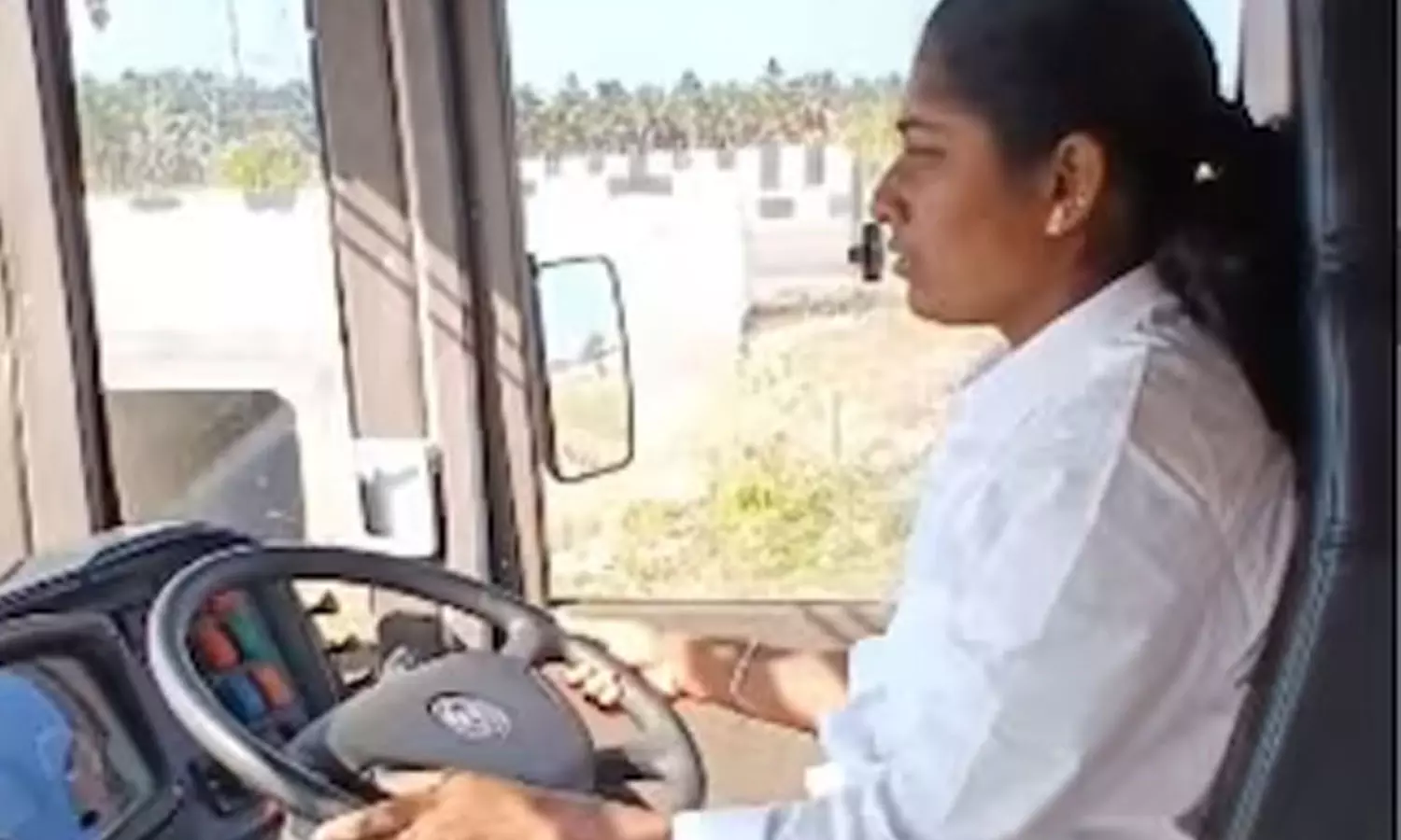 Teaching To Driving - இரவு நேரங்களில் ஆம்னி பேருந்தை இயக்கும் பெண் - யார் இந்த கனிமொழி? Teaching To Driving - இரவு நேரங்களில் ஆம்னி பேருந்தை இயக்கும் பெண் - யார் இந்த கனிமொழி?