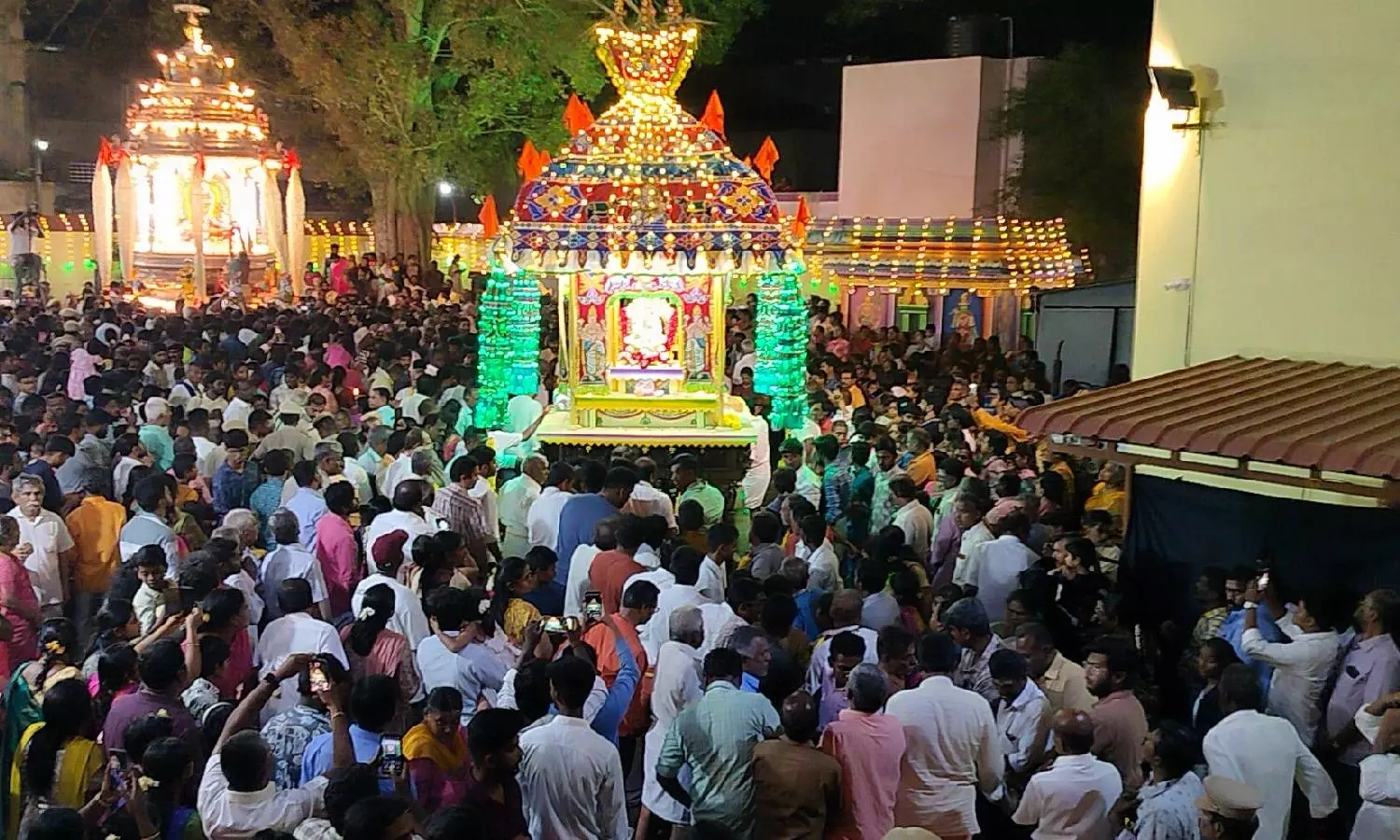 பொள்ளாச்சி மாரியம்மன் கோவிலில் இன்று 2-வது நாளாக தேரோட்டம் பொள்ளாச்சி மாரியம்மன் கோவிலில் இன்று 2-வது நாளாக தேரோட்டம்