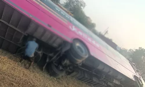 பெருந்துறை அருகே தனியார் ஆம்னி பஸ் கவிழ்ந்து விபத்து- முதியவர் பலி