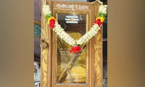 சிவன்மலை கோவில் ஆண்டவன் உத்தரவு பெட்டியில் கற்பூரம்-பிரம்பு வைத்து பூஜை