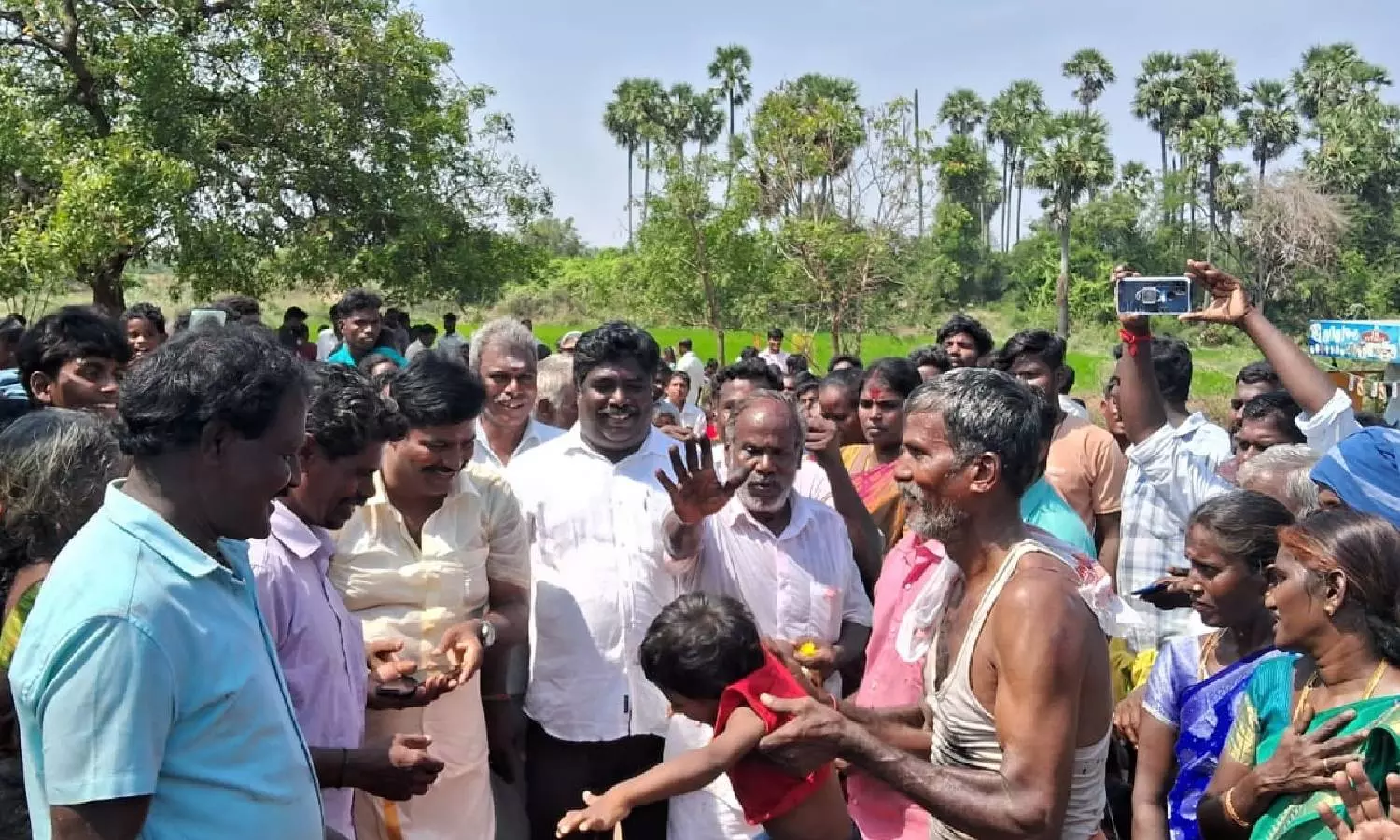 அங்காளம்மன் கோவிலில் மயான கொள்ளை: சுடுகாட்டில் குழந்தைகளை சூறை விட்டு வினோத வழிபாடு