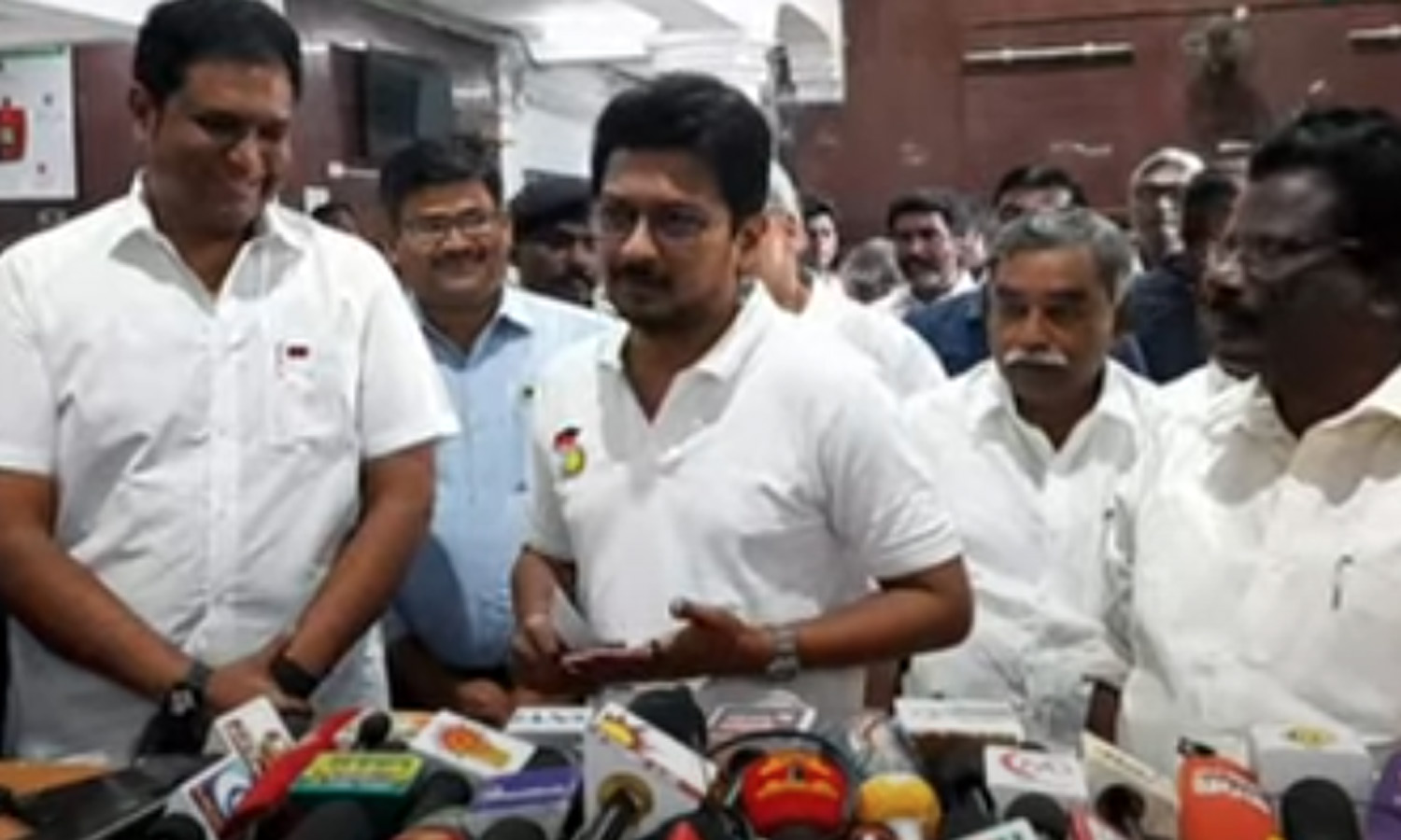 மும்மொழி விவகாரத்தை மறைக்க ரெய்டு- உதயநிதி ஸ்டாலின்