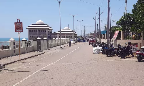 சுட்டெரிக்கும் வெயில் எதிரொலி- கன்னியாகுமரிக்கு சுற்றுலா பயணிகள் வருகை குறைந்தது