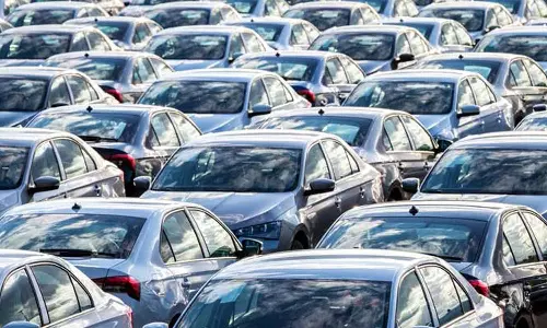 இந்தியாவில் வாகனங்கள் விற்பனை 17 சதவீதம் சரிவு