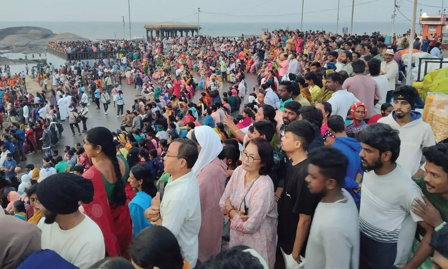 விடுமுறை நாளான இன்று கன்னியாகுமரியில் குவிந்த சுற்றுலா பயணிகள் விடுமுறை நாளான இன்று கன்னியாகுமரியில் குவிந்த சுற்றுலா பயணிகள்