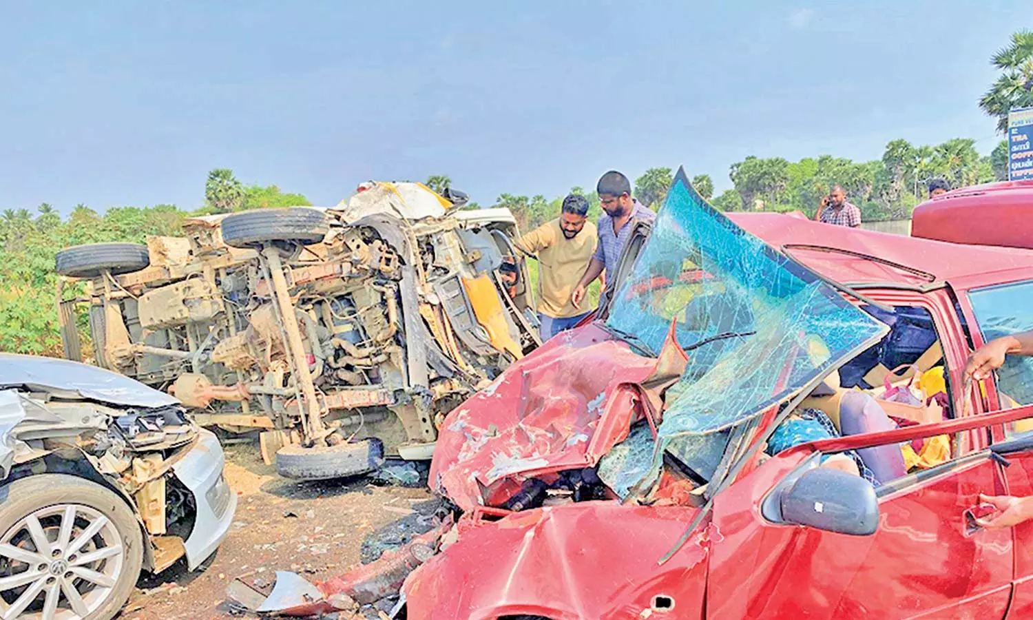 புதுக்கோட்டை அருகே கார்கள் - சரக்கு வாகனம் அடுத்தடுத்து மோதி விபத்து: 3 பேர் உயிரிழப்பு